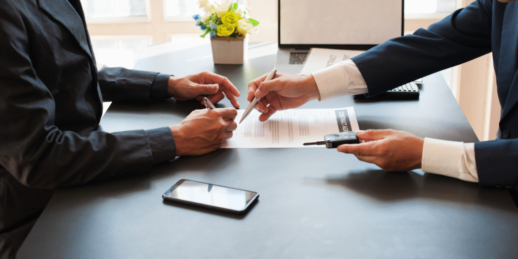 Contrato de Locação sendo assinado